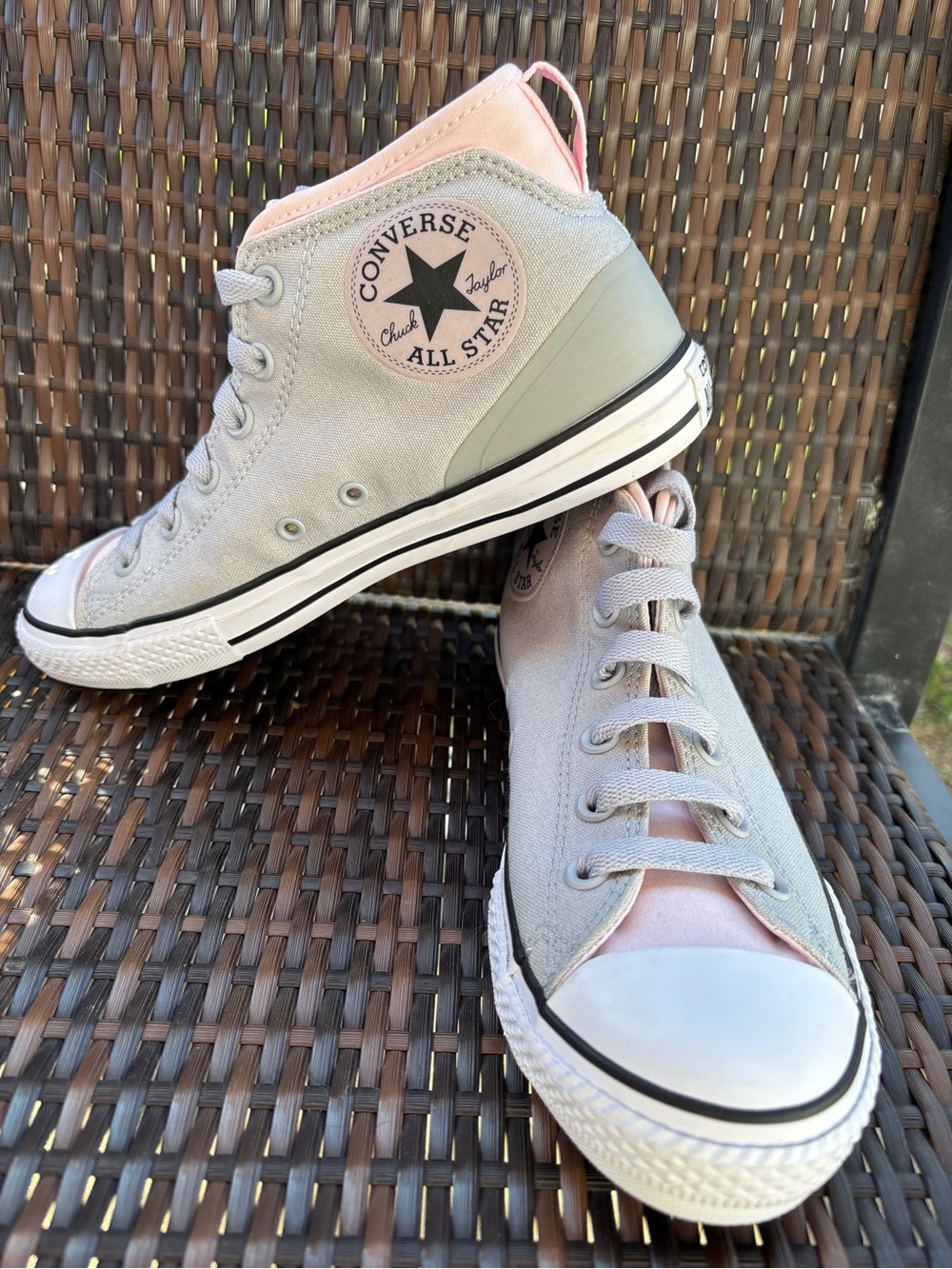 Converse Chuck Taylor All Star mid-top sneakers in Gray and Pink for Youth -New